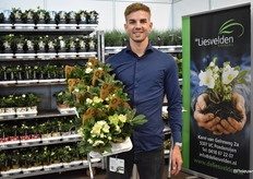 Jurre van Veen van Kwekerij de Liesvelden met een mooie tray Helleborrussen en vermelde dat de beurs zeker positief was en meer klanten had gesproken dan verwacht.